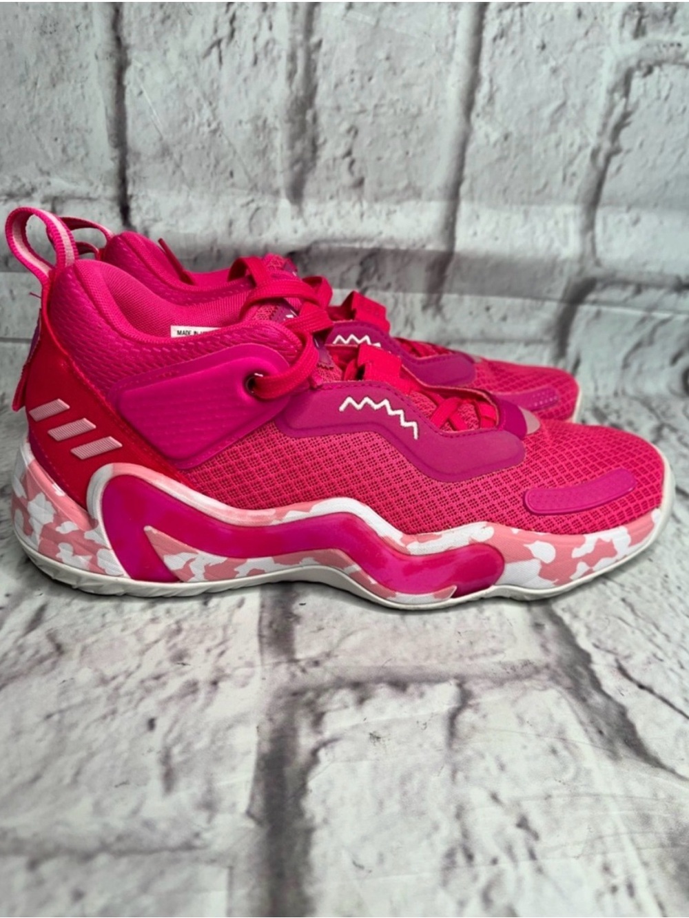 Adidas men’s  D.O.N. Issue 3 bright pink basketball sneakers size 7.5